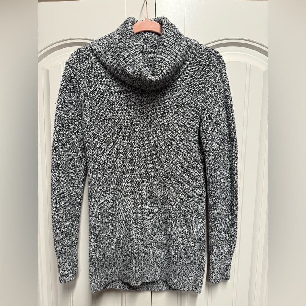 Abercrombie & Fitch Black and White Knit Sweater